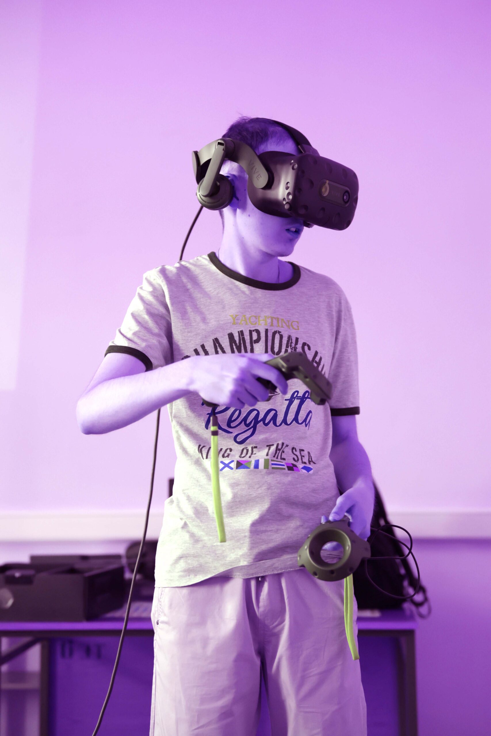 школьник в центре виртуальной реальности МГУ и в VR шлеме