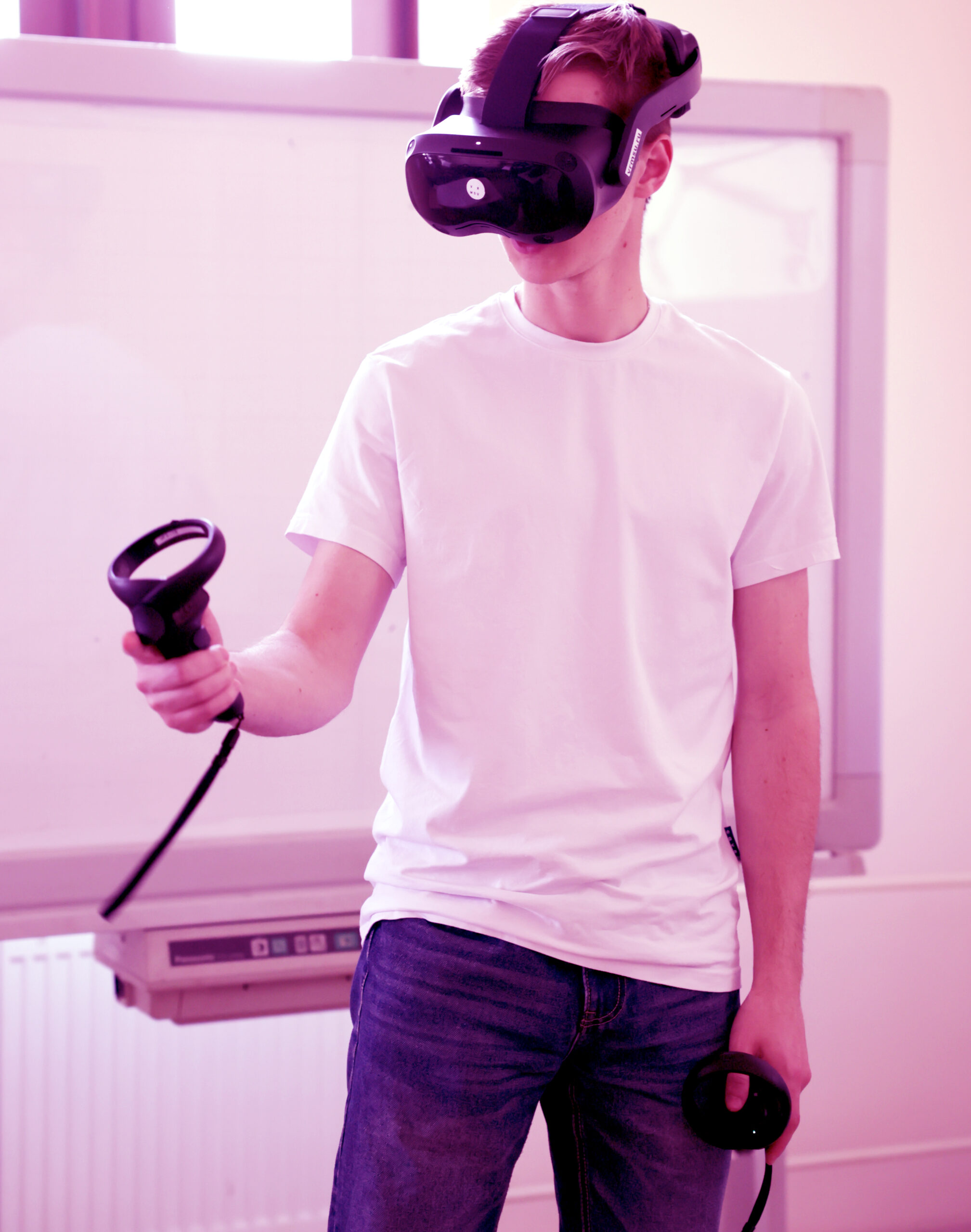 школьник стоит в шлема виртуальной реальности в VR центре МГУ и совершает историческое путешествие в прошлое.