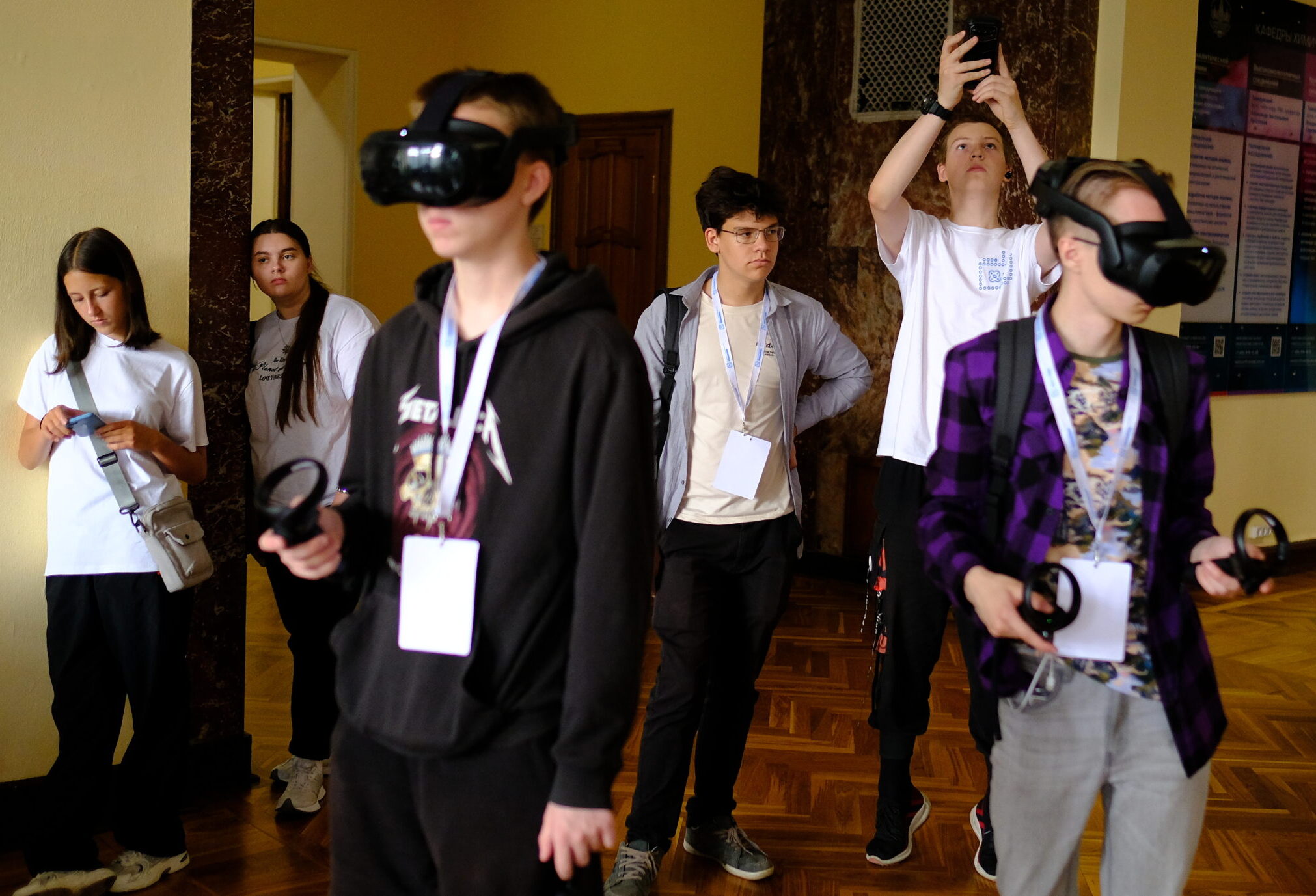 дети в шлемах виртуальной реальности в МГУ имени Ломоносова в VR центре МГУ